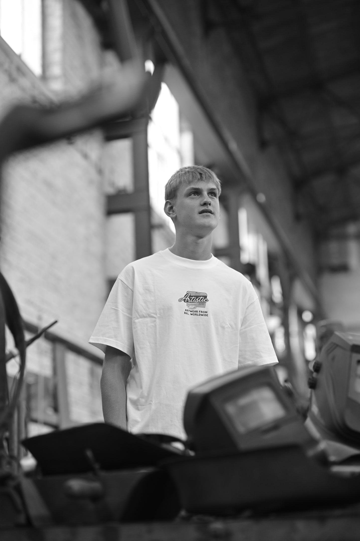 Retro-inspired white short sleeve shirt 2025